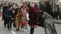 Dengan mengizinkan semua wanita untuk mencoba mengenakan jilbab selama sehari, dia berharap dapat meningkatkan toleransi beragama.  
