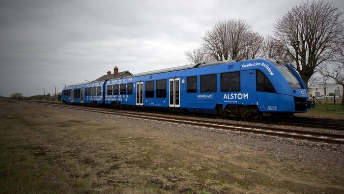 A picture taken on February 1, 2023 shows the first tests of Alstom's Coradia ilint Hydrogen train between Reignac-sur-Indre and Loches, central France. - French engineering giant Alstom launched on February 1 a three days of testing on France's rail network for the Coradia ilint Hydrogen train, which will run until February 3. (Photo by GUILLAUME SOUVANT / AFP) (Photo by GUILLAUME SOUVANT/AFP via Getty Images)