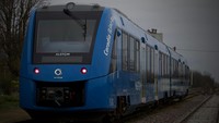 Kereta ini sunyi seperti kereta listrik dan hanya mengeluarkan uap dan air.   