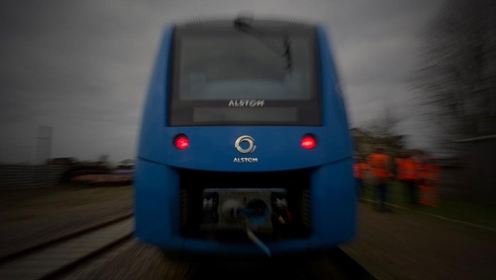 A picture taken on February 1, 2023 shows the first tests of Alstom's Coradia ilint Hydrogen train between Reignac-sur-Indre and Loches, central France. - French engineering giant Alstom launched on February 1 a three days of testing on France's rail network for the Coradia ilint Hydrogen train, which will run until February 3. (Photo by GUILLAUME SOUVANT / AFP) (Photo by GUILLAUME SOUVANT/AFP via Getty Images)