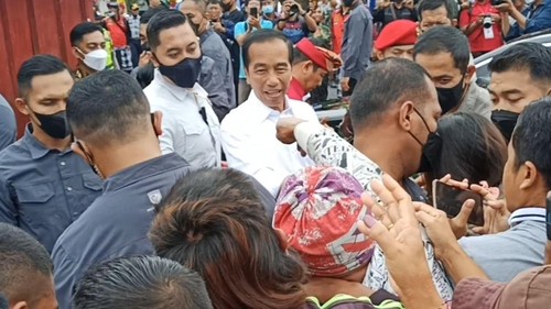 Presiden Jokowi saat menyapa para pedagang dan pengunjung Pasar Baturiti, Rabu (2/2/2023). (Chairul Amri Simabur/detikBali)