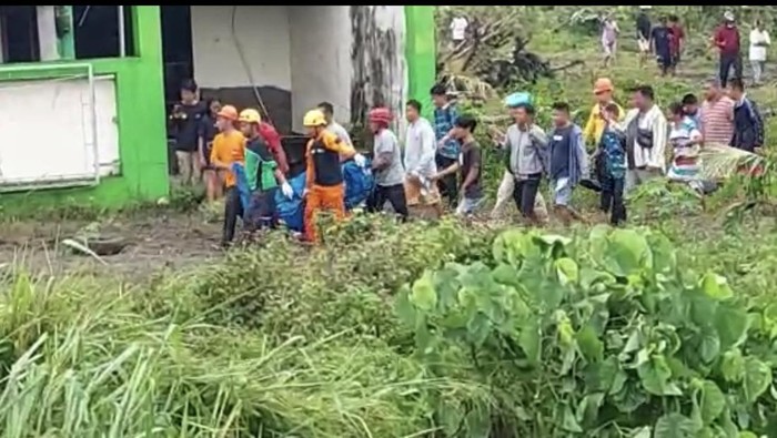 Proses evakuasi pasutri yang tewas hanyut terseret banjir di Parepare, Sulsel.