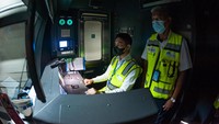 Sebelum diperbolehkan membawa kereta di jalur utama saat waktu operasional, para calon masinis telah melakukan praktik di area depo dan jalur utama (main lane) saat window time atau setelah waktu operasional berakhir. Foto: Dok. MRT Jakarta