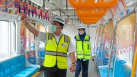Saat tiba di stasiun, masinis harus memastikan pintu peron telah terbuka dengan sempurna. Saat ratangga akan meninggalkan stasiun, tak lupa masinis harus mengecek empat layar kamera CCTV di sisi kirinya, memastikan tidak ada penumpang yang memaksa naik. Foto: Dok. MRT Jakarta