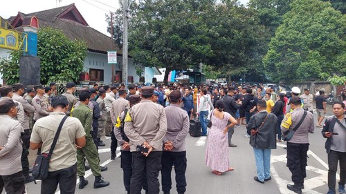 Puluhan pengusaha kafe tuak tradisional di Desa Suranadi, Kecamatan Narmada, Lombok Barat, menggeruduk kantor desa setempat, Kamis (2/2/2023) siang. (Foto: Istimewa)