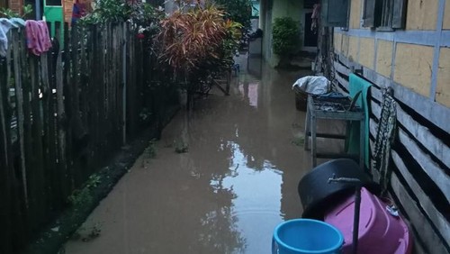Puluhan rumah di Kelurahan Potu dan Karijawa, Kabupaten Dompu, NTB, terendam banjir setelah hujan deras mengguyur seharian, Kamis (2/2/2023).