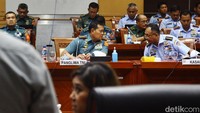 Panglima TNI Laksamana Yudo berdiskusi dengan KSAU Marsekal Fadjar Prasetyo di sela-sela rapat.