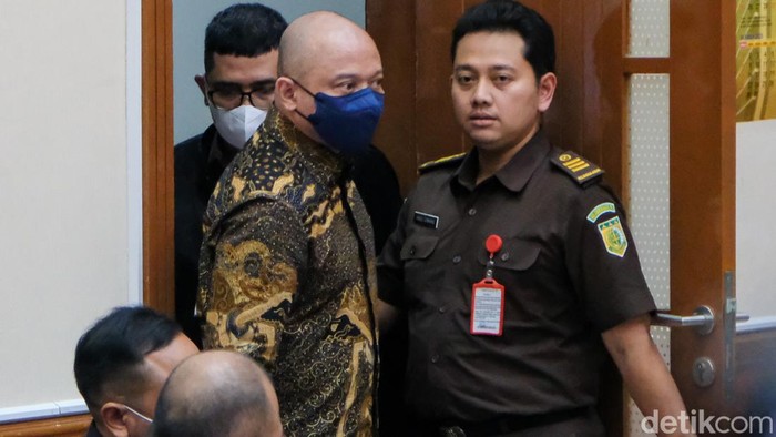 Reaksi Irjen Teddy Minahasa Saat Didakwa Jual Sabu Sitaan Irjen Teddy Minahasa menjalani sidang dakwaan kasus narkoba di Pengadilan Negeri Jakarta Barat (PN Jakbar), Jalan Letjen S Parman, Jakarta, Kamis (2/2/2023).
