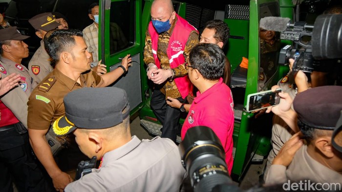 Reaksi Irjen Teddy Minahasa Saat Didakwa Jual Sabu Sitaan Irjen Teddy Minahasa menjalani sidang dakwaan kasus narkoba di Pengadilan Negeri Jakarta Barat (PN Jakbar), Jalan Letjen S Parman, Jakarta, Kamis (2/2/2023).