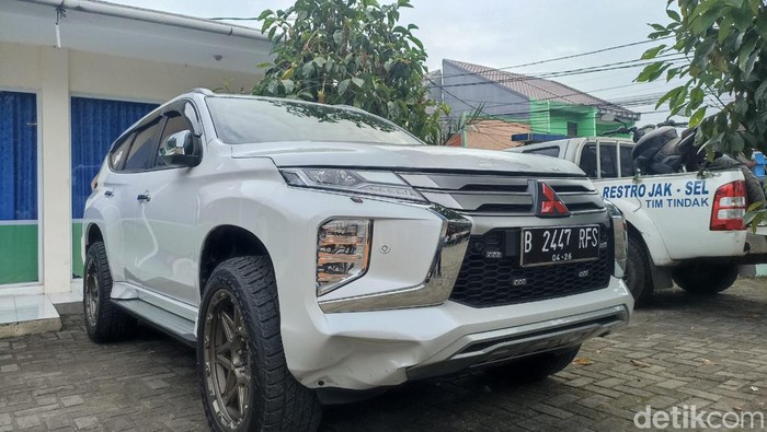 Rekonstruksi ulang kasus kecelakaan mahasiswa UI, M Hasya Attalah Syaputra di Jl Srengseng Sawah, Jagakarsa, Jakarta Selatan, Kamis (2/2/2023). Mobil Pajero milik purnawirawan polisi dan motor Hasya dihadirkan.