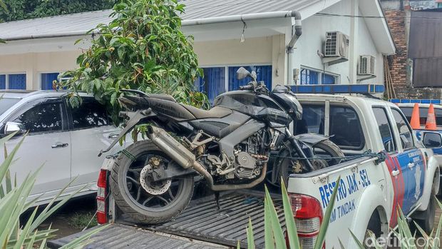 Rekonstruksi ulang kasus kecelakaan mahasiswa UI, M Hasya Attalah Syaputra di Jl Srengseng Sawah, Jagakarsa, Jakarta Selatan, Kamis (2/2/2023). Mobil Pajero milik purnawirawan polisi dan motor Hasya dihadirkan.
