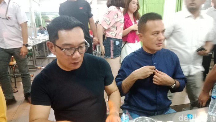 RIdwan Kamil saat kulineran di Medan bersama Wagubsu Musa Rajekshah. (Ahmad Arfah Fansuri Lubis/detikSumut)