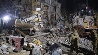 Apartemen yang berada di pusat kota Kramatorsk itu hancur total akibat serangan rudal Rusia.