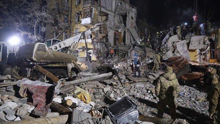 Rudal Rusia Hantam Apartemen Ukraina Sedikitnya tiga orang tewas akibat serangan rudal Rusia yang menghantam gedung apartemen di pusat kota Kramatorsk, Ukraina, Kamis (2/2/2024). Presiden Volodymyr Zelensky mengecam keras serangan Moskow itu dan berjanji akan menghukum para pelakunya.