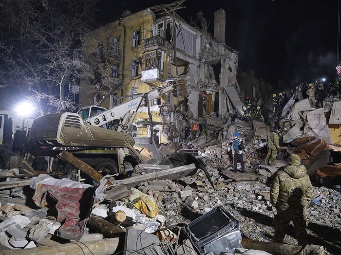 Sedikitnya tiga orang tewas akibat serangan rudal Rusia yang menghantam gedung apartemen di pusat kota Kramatorsk, Ukraina, Kamis (2/2/2024). Presiden Volodymyr Zelensky mengecam keras serangan Moskow itu dan berjanji akan menghukum para pelakunya.
