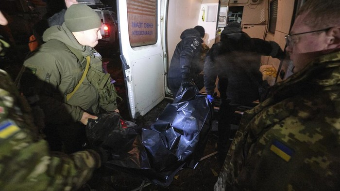 Rudal Rusia Hantam Apartemen Ukraina Sedikitnya tiga orang tewas akibat serangan rudal Rusia yang menghantam gedung apartemen di pusat kota Kramatorsk, Ukraina, Kamis (2/2/2024). Presiden Volodymyr Zelensky mengecam keras serangan Moskow itu dan berjanji akan menghukum para pelakunya.