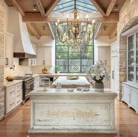 Bagian dapur rumah Jennifer Lopez memiliki dua meja island dan area sarapan tersendiri. Area ini dipayungi atap kaca sehingga membiarkan cahaya alami masuk. Foto: Dok. Carolwood Estates