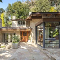 Luas rumah mewah Jennifer Lopez ini mencapai 1207 m2. Pembangunan rumah tersebut dibantu oleh arsitek terkenal Samuel Marx. Foto: Dok. Carolwood Estates