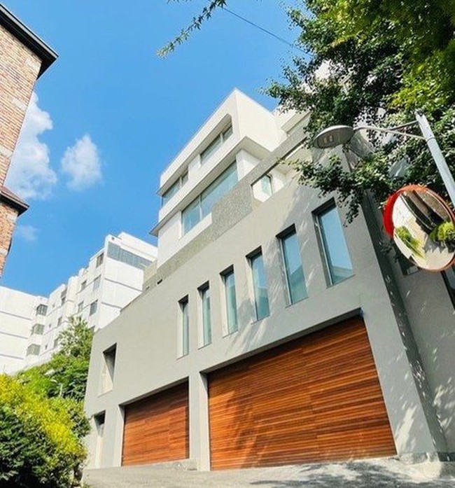 Saat ini Song Joong Ki dan Katy Louise Saunders masih tinggal di kediaman pribadi senilai 20 miliar won atau sekitar Rp 244 miliar di Itaewon. Hunian itu juga ditempati orang tua Katy yang akan menemani persalinannya. Foto: Instagram