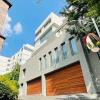 Saat ini Song Joong Ki dan Katy Louise Saunders masih tinggal di kediaman pribadi senilai 20 miliar won atau sekitar Rp 244 miliar di Itaewon. Hunian itu juga ditempati orang tua Katy yang akan menemani persalinannya. Foto: Instagram