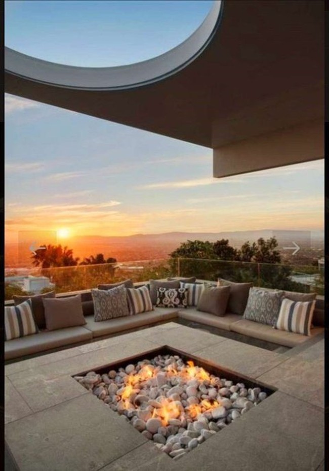 Hunian mewah itu dilengkapi dengan tempat perapian yang menjadi tempat ideal Song Joong Ki dan Katy Louise Saunders berkumpul dengan keluarga. Foto: Instagram