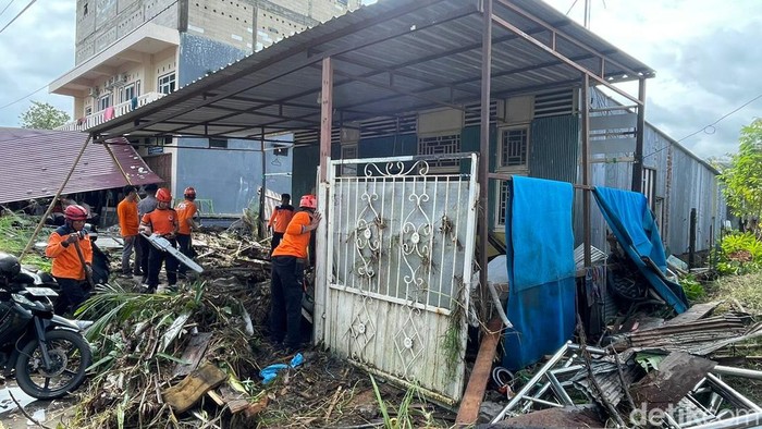 Rumah warga rusak akibat diterjang banjir di Parepare, Sulawesi Selatan.