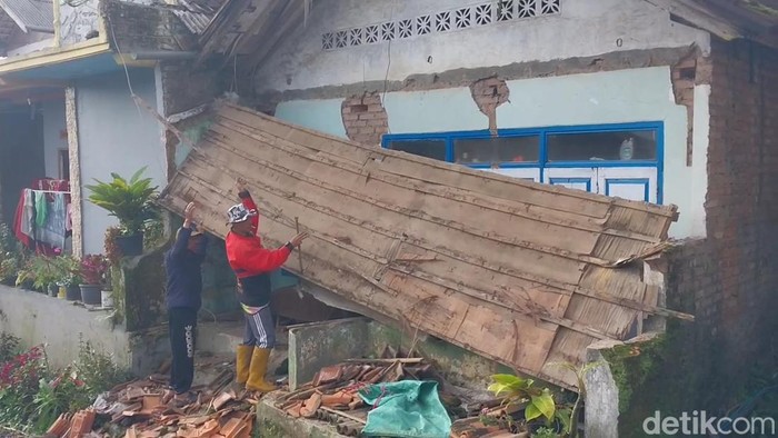 Rumah warga yang rusak akibat gempa di Garut.