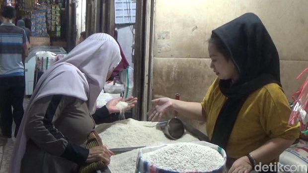 Salah satu lapak penjual beras di Pasar Rebo Purwakarta.