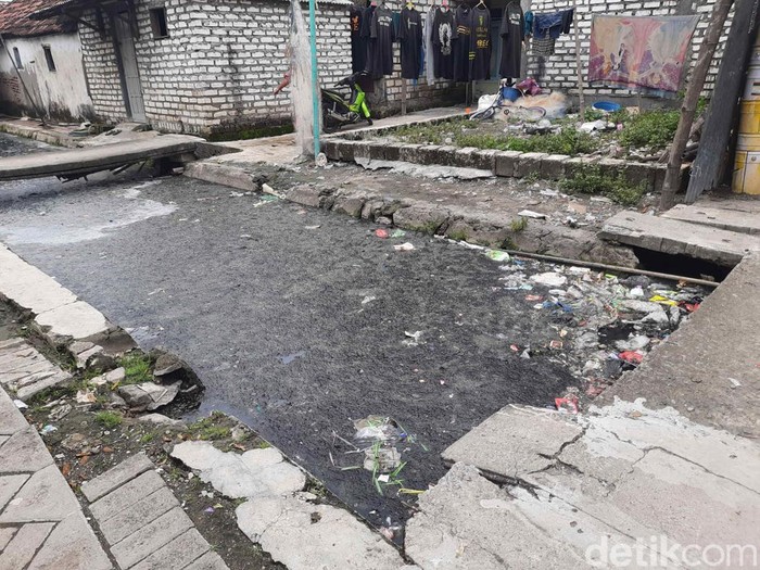 Sampah di sungai Surabaya