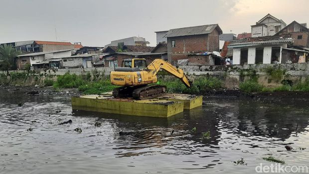 Sampah di sungai Surabaya