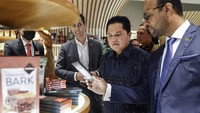 Erick Thohir sempat meninjau produk-produk yang ditawarkan di Sarinah Duty Free.