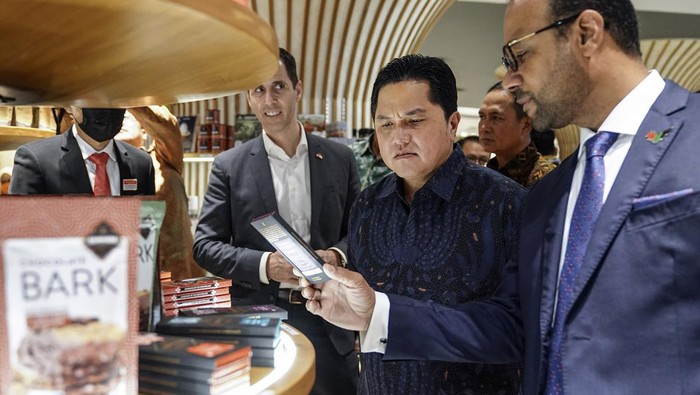 Sarinah Duty Free Dibuka Menteri BUMN Erick Thohir (kanan) didampingi Dirut Sarinah Fetty Kwartati (kedua kanan) mengamati produk yang ditawarkan pada Grand Opening Sarinah Duty Free di Jakarta, Rabu (1/2/2023). Erick Thohir mengatakan bahwa kehadiran gerai bebas bea Sarinah Duty Free yang turut menawarkan produk-produk buatan Usaha Mikro Kecil Menengah (UMKM) dalam negeri memiliki misi untuk dapat menebus ke pasar global.