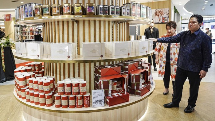 Sarinah Duty Free Dibuka Menteri BUMN Erick Thohir (kanan) didampingi Dirut Sarinah Fetty Kwartati (kedua kanan) mengamati produk yang ditawarkan pada Grand Opening Sarinah Duty Free di Jakarta, Rabu (1/2/2023). Erick Thohir mengatakan bahwa kehadiran gerai bebas bea Sarinah Duty Free yang turut menawarkan produk-produk buatan Usaha Mikro Kecil Menengah (UMKM) dalam negeri memiliki misi untuk dapat menebus ke pasar global.