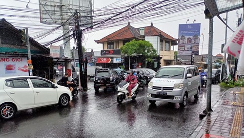 Sejumlah kendaraan melintas di Simpang Tibubeneng-Canggu mengarah Pantai Berawa, Kecamatan Kuta Utara, Badung, Bali.