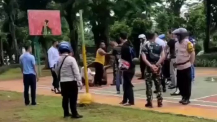 Sejumlah pria disebut melakukan kekerasan terhadap seorang ibu-ibu yang sedang berolahraga di taman di Jaktim. Begini langkah kepolisian. (Screenshot video viral)