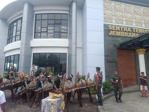 Persiapan sekaa Jegog untuk menyambut kedatangan Presiden Jokowi di Sentra Tenun Jembrana, Kecamatan Jembrana, Kabupaten Jembrana, Kamis (2/2/2023).