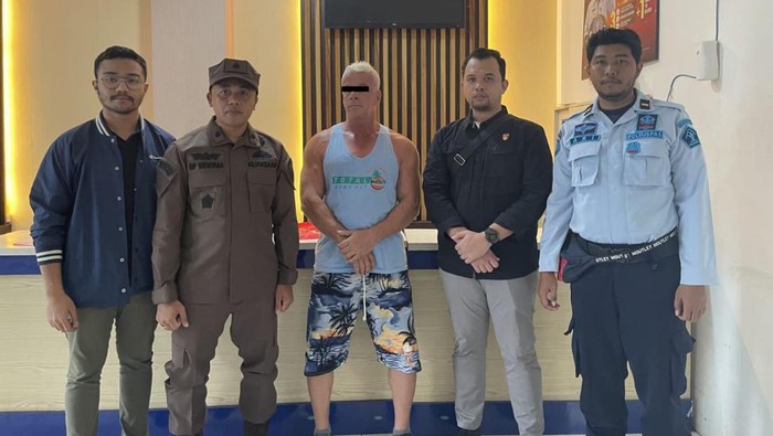 Seorang bule Australia bernama Bunyamin Ozduzenciler ditangkap di salah satu penginapan di Gili Trawangan, Nusa Tenggara Barat (NTB) pada Kamis (2/2/2023) pagi.