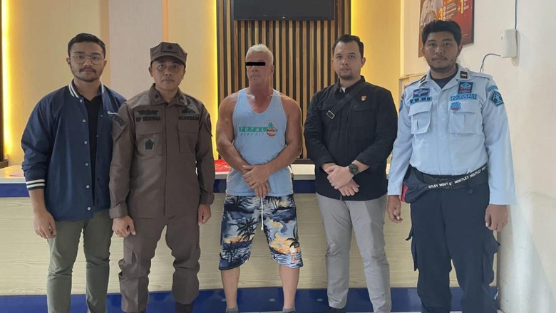 Seorang bule Australia bernama Bunyamin Ozduzenciler ditangkap di salah satu penginapan di Gili Trawangan, Nusa Tenggara Barat (NTB) pada Kamis (2/2/2023) pagi. Seorang bule Australia bernama Bunyamin Ozduzenciler ditangkap di salah satu penginapan di Gili Trawangan, Nusa Tenggara Barat (NTB) pada Kamis (2/2/2023) pagi.