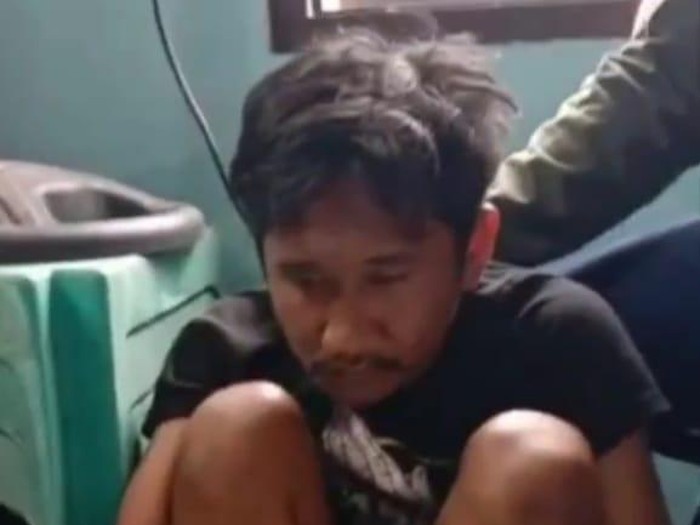 Seorang pria diamankan di pos satpam kawasan Kejawan Putih Tambak Gang 2, Surabaya. Pria berkumis itu diamankan warga, satpam dan sejumlah petugas kepolisian.