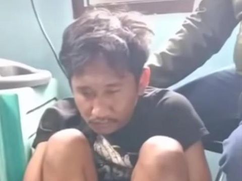Seorang pria diamankan di pos satpam kawasan Kejawan Putih Tambak Gang 2, Surabaya. Pria berkumis itu diamankan warga, satpam dan sejumlah petugas kepolisian.