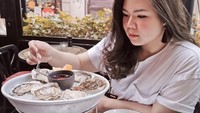 Selebgram ini juga sempat makan di restoran mewah. Ia tampak menikmati tiram mentah yang segar. Foto: Instagram @shaniamelia