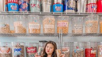 Saat liburan ke Amerika, Shani sempat berkunjung ke toko popcorn. Ia berpose di depan puluhan stoples berisikan popcorn dengan varian Oreo, cajun, pizza, stroberi, dan lainnya. Foto: Instagram @shaniamelia