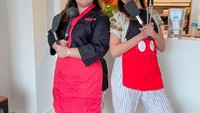 Selebgram berusia 29 tahun ini juga diketahui jago memasak. Ia pernah berpose lucu dengan baju chef, seperti momen berikut ini. Foto: Instagram @shaniamelia