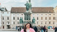 Shani Amelia belakangan menjadi perbincangan karena momen pertemuannya dengan Nagita Slavina. Shani menceritakan kalau dirinya telah lama menjadi penggemar Nagita Slavina dan sangat heboh ketika akun Instagramnya diikuti oleh istri Raffi Ahmad itu. Foto: Instagram @shaniamelia
