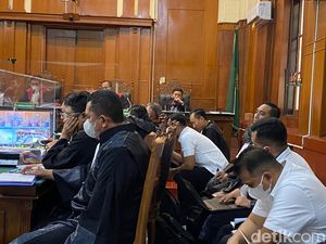 Kesaksian Polisi Penjaga Pintu Stadion Kanjuruhan: Ada yang Masuk Bau Alkohol