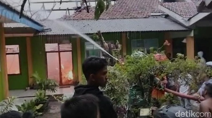 smpn 4 bangkalan terbakar