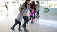 Tidak hanya tempat belanja, banyak keluarga yang juga mengajak anak-anaknya ke supermarket. Hal ini membuat Whole Foods Market terinspirasi untuk membuka arena ice skating. Foto: Brightside