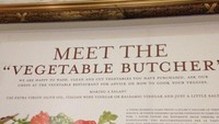 Tren diet vegan dan vegetarian yang populer membuat sebuah supermarket berusaha menghadirkan permintaan para pelaku diet tersebut. Di sini ada tukang daging khusus untuk mengolah sayuran. Foto: Brightside