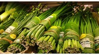 Mendukung program ramah lingkungan, Rimping Supermarket memilih kemasan yang berbeda. Sayurannya akan dikemas dengan daun pisang dan tali bambu sebagai pengikat. Foto: Brightside