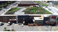 Supermarket bernama Iga Duchemin memiliki kebun pribadi yang sengaja dihadirkan di atas atapnya. Hasil kebunnya ini dijual langsung kepada pelanggan pada rak-rak supermarket. Foto: Brightside